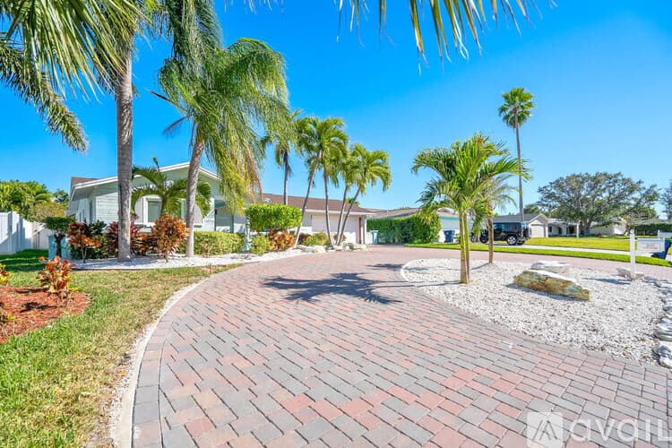 St. Pete Beach House: 3003 W Vina Del Mar Blvd