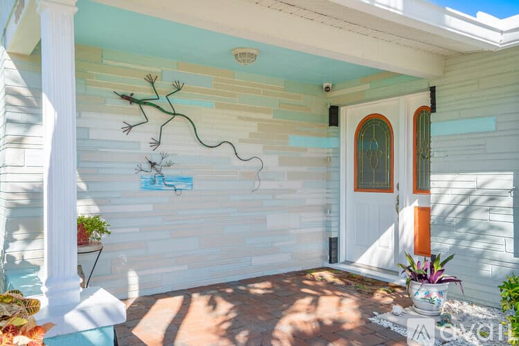St. Pete Beach House: 3003 W Vina Del Mar Blvd