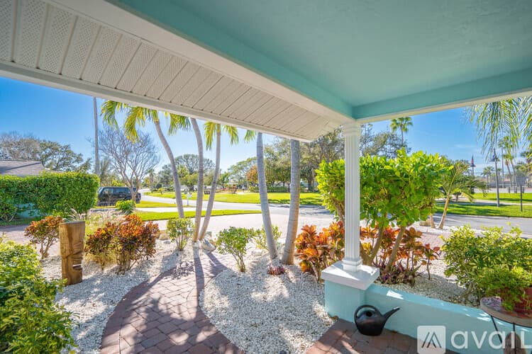 St. Pete Beach House: 3003 W Vina Del Mar Blvd