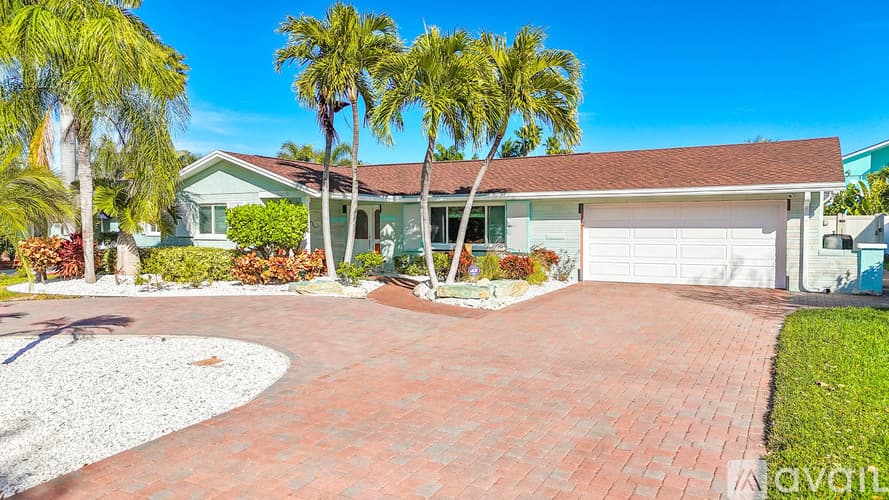 St. Pete Beach House: 3003 W Vina Del Mar Blvd