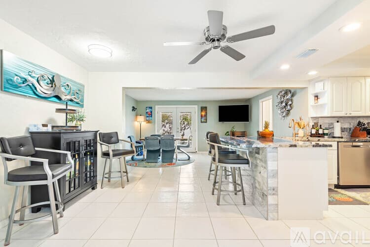 St. Pete Beach House: 3003 W Vina Del Mar Blvd