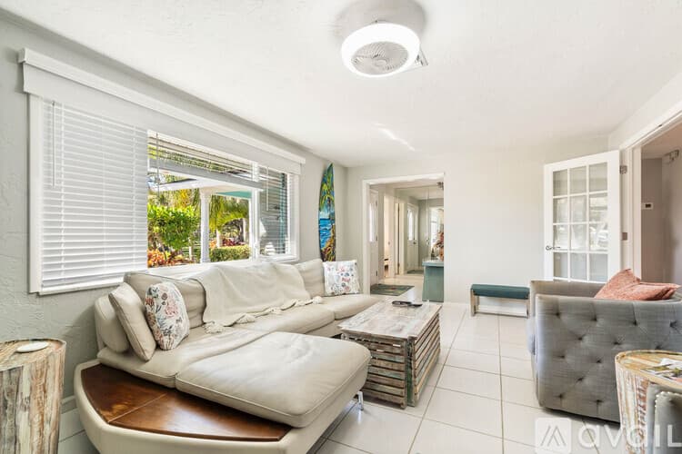 St. Pete Beach House: 3003 W Vina Del Mar Blvd