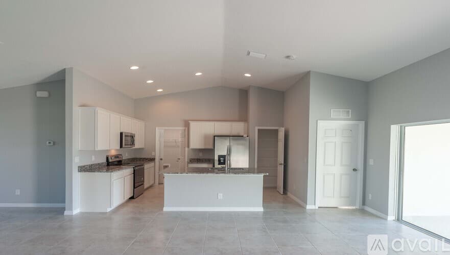 Cape Coral House: 916 SW 24th St