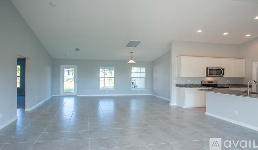 Cape Coral House: 916 SW 24th St