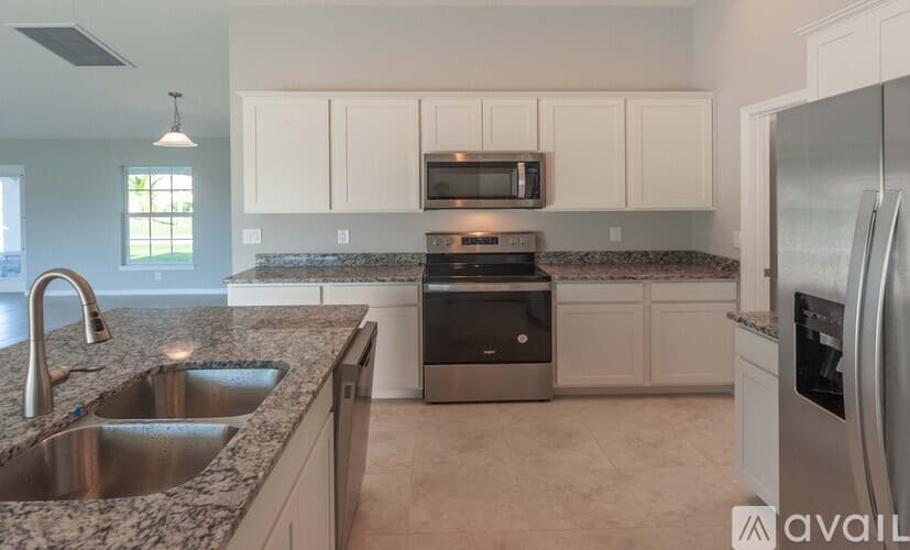 Cape Coral House: 916 SW 24th St