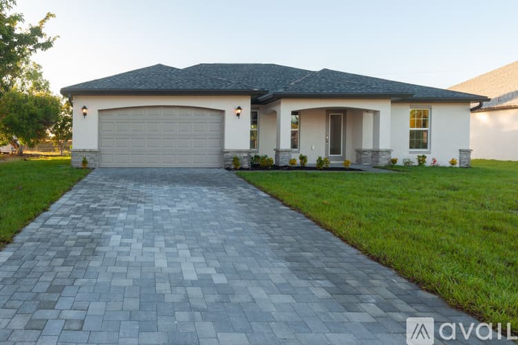 Cape Coral House: 916 SW 24th St