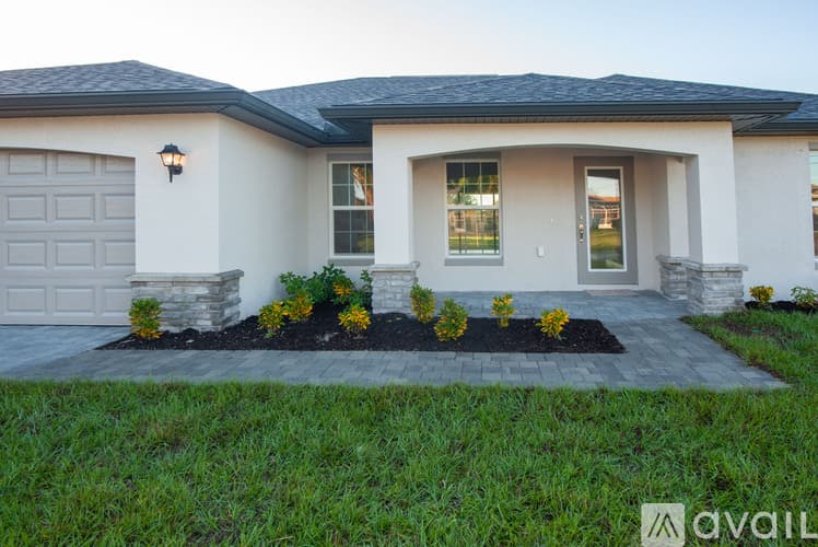 Cape Coral House: 916 SW 24th St