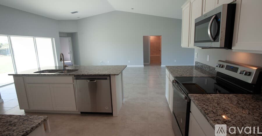 Cape Coral House: 916 SW 24th St