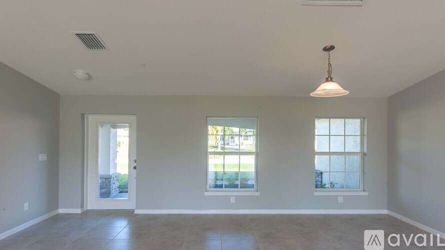 Cape Coral House: 916 SW 24th St