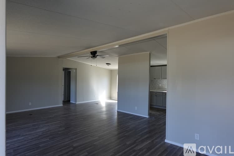 Warner Robins House: 210 Surrey Dr