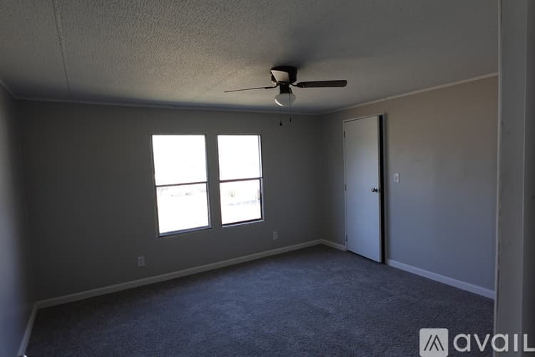 Warner Robins House: 210 Surrey Dr