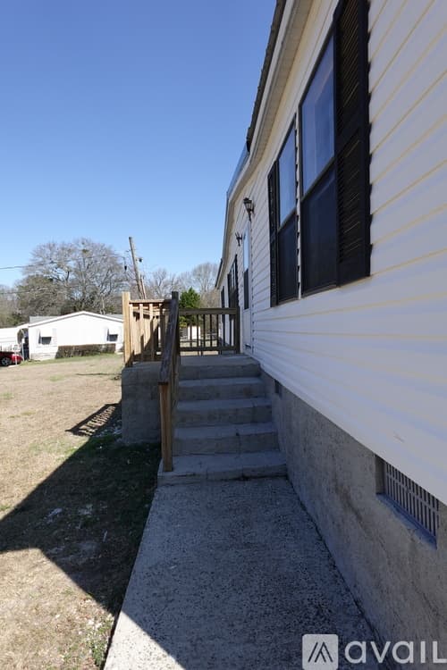 Warner Robins House: 210 Surrey Dr
