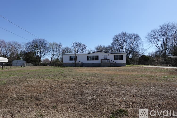 Warner Robins House: 210 Surrey Dr
