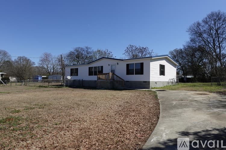Warner Robins House: 210 Surrey Dr