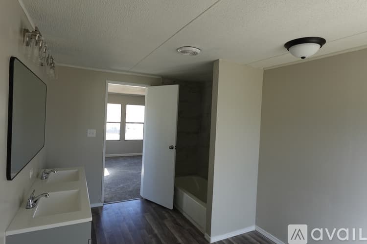 Warner Robins House: 210 Surrey Dr