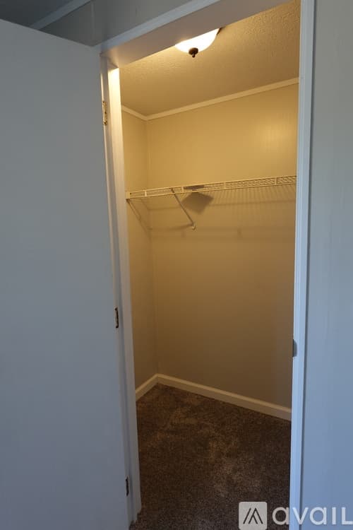 Warner Robins House: 210 Surrey Dr