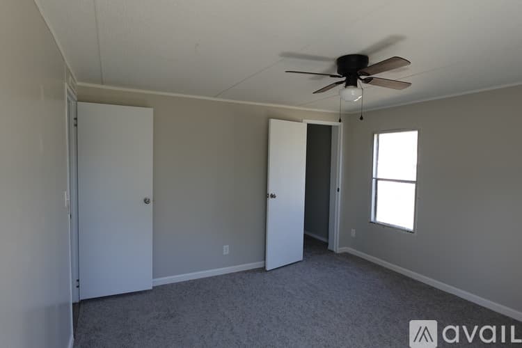 Warner Robins House: 210 Surrey Dr