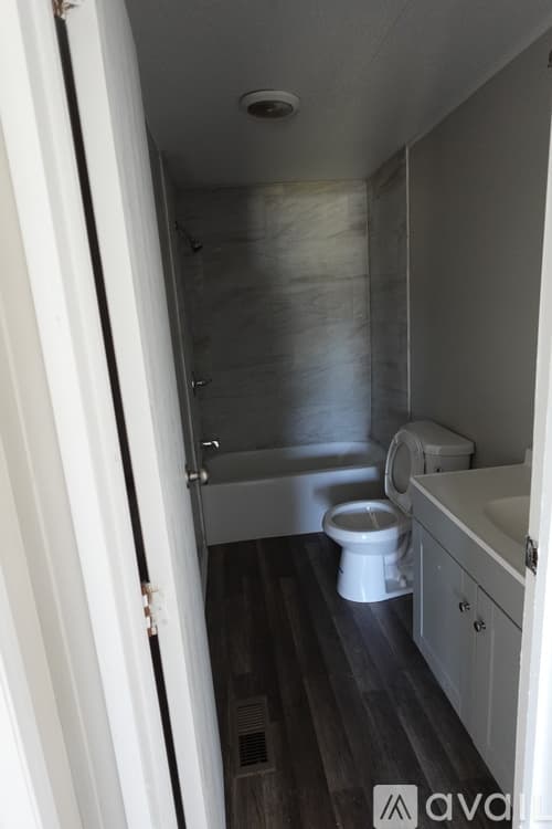 Warner Robins House: 210 Surrey Dr