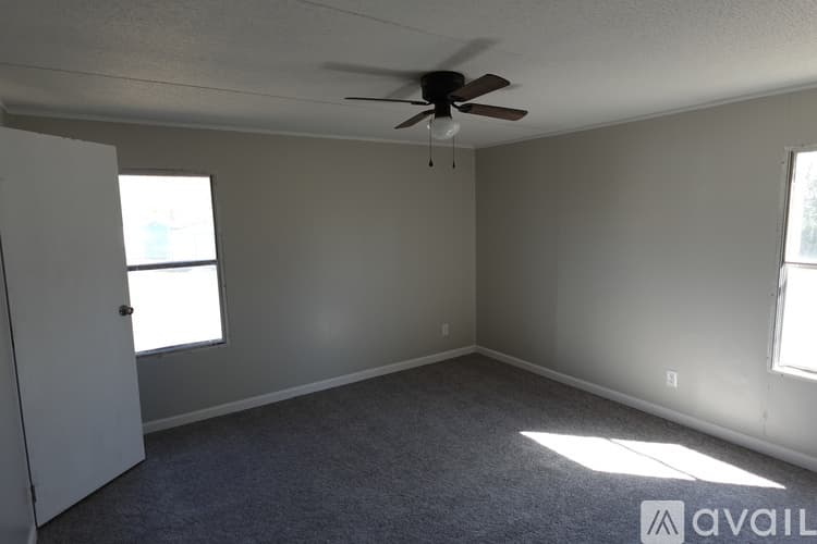Warner Robins House: 210 Surrey Dr
