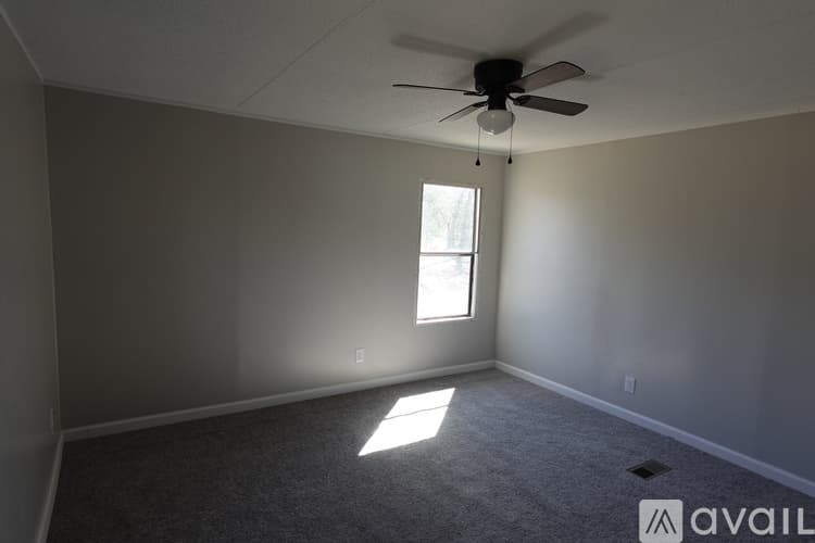 Warner Robins House: 210 Surrey Dr