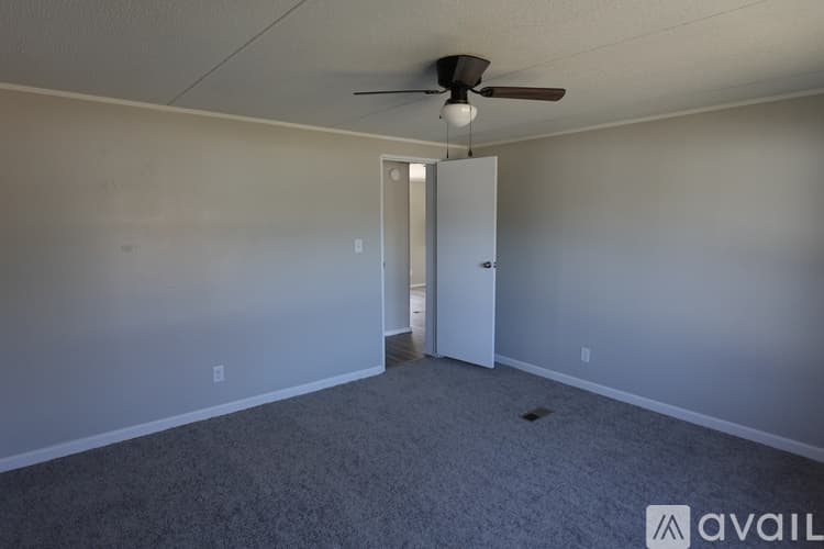 Warner Robins House: 210 Surrey Dr