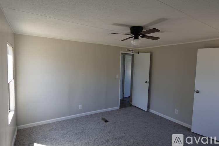Warner Robins House: 210 Surrey Dr