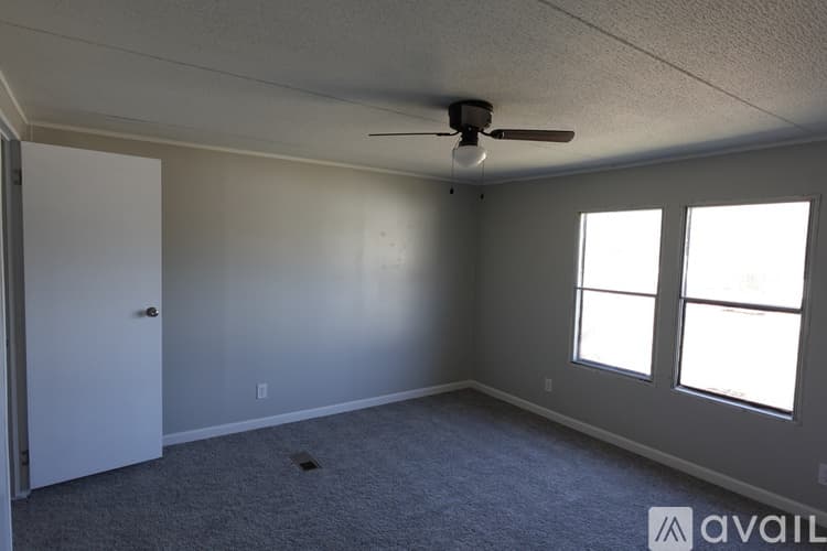Warner Robins House: 210 Surrey Dr
