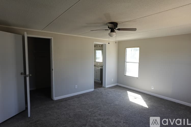 Warner Robins House: 210 Surrey Dr