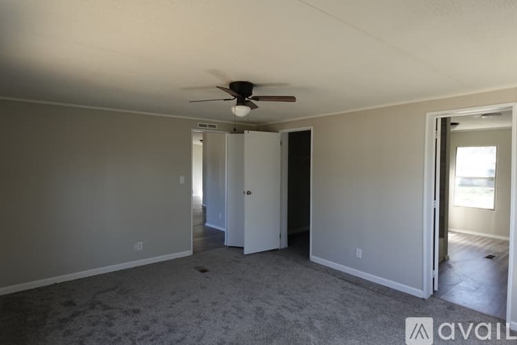 Warner Robins House: 210 Surrey Dr