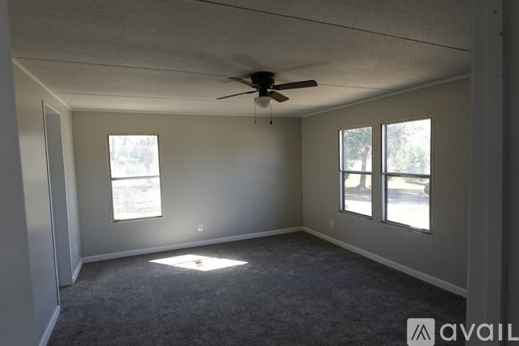 Warner Robins House: 210 Surrey Dr