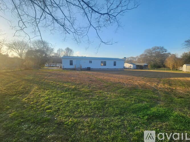 Warner Robins House: 210 Surrey Dr