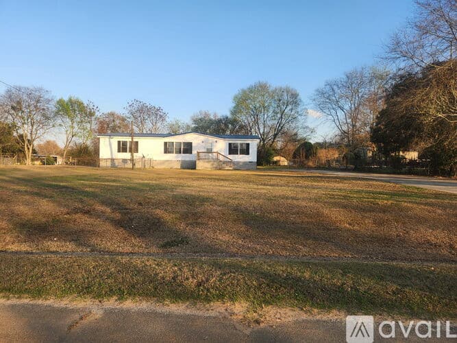 Warner Robins House: 210 Surrey Dr