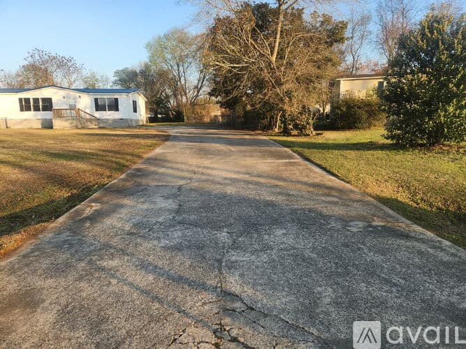 Warner Robins House: 210 Surrey Dr