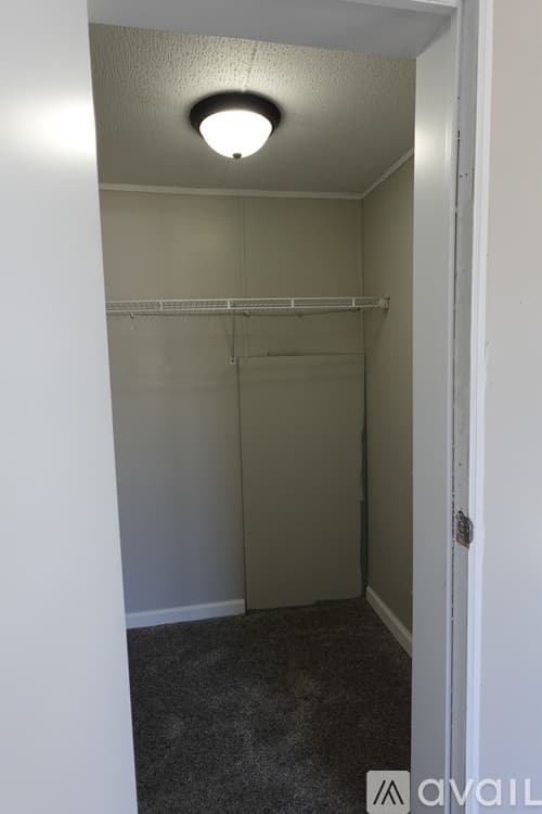 Warner Robins House: 210 Surrey Dr