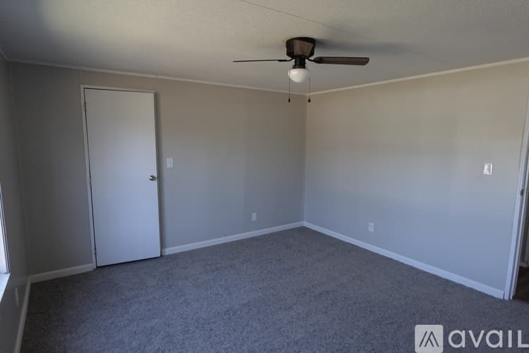 Warner Robins House: 210 Surrey Dr