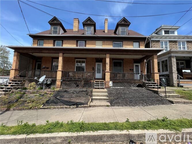 Jeannette Apartment: 11 Cuyler Ave
