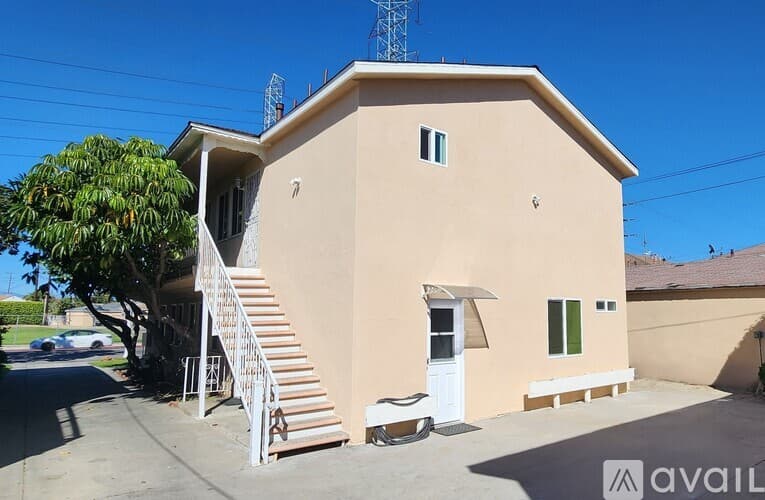 South Gate Apartment: 2574 Southern Ave