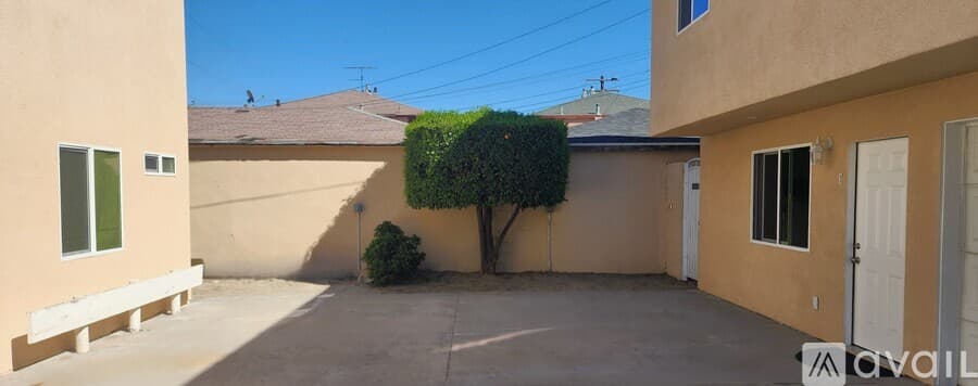 South Gate Apartment: 2574 Southern Ave