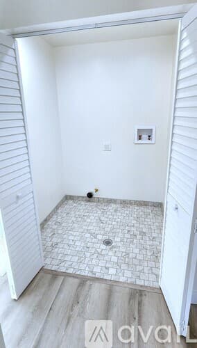 South Gate Apartment: 2574 Southern Ave