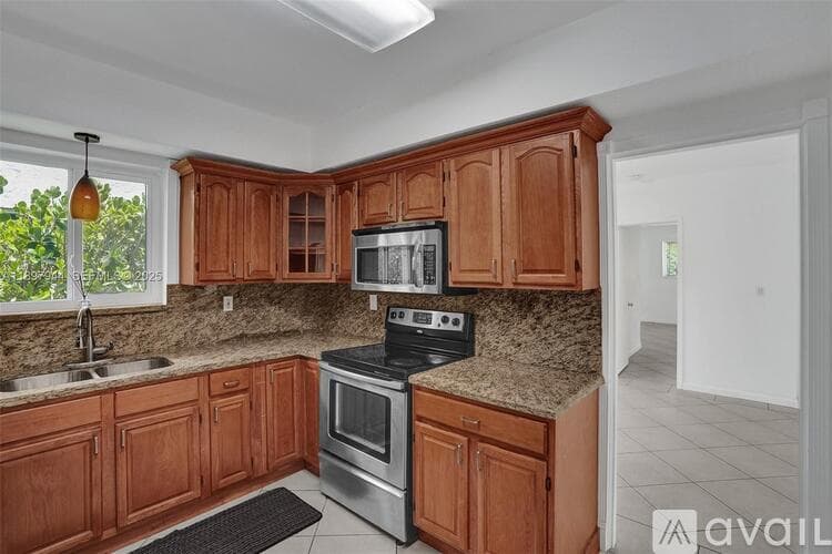 Surfside House: 8851 Byron Ave