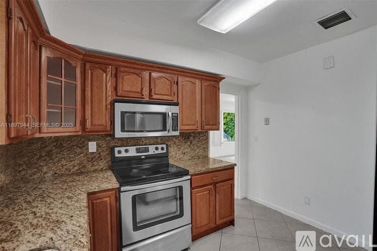 Surfside House: 8851 Byron Ave