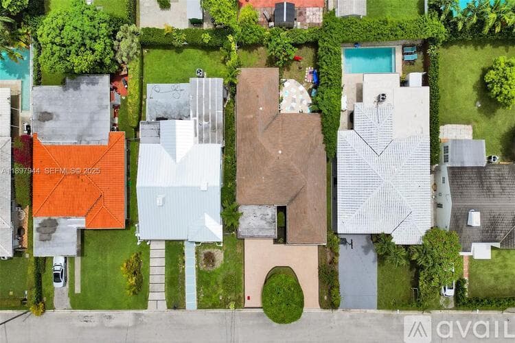 Surfside House: 8851 Byron Ave