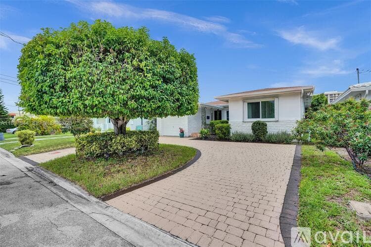 Surfside House: 8851 Byron Ave