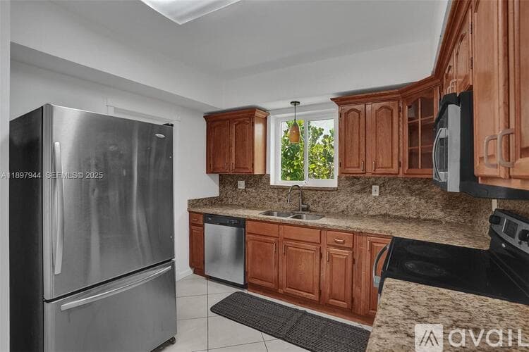 Surfside House: 8851 Byron Ave