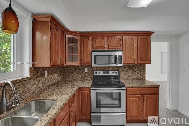 Surfside House: 8851 Byron Ave