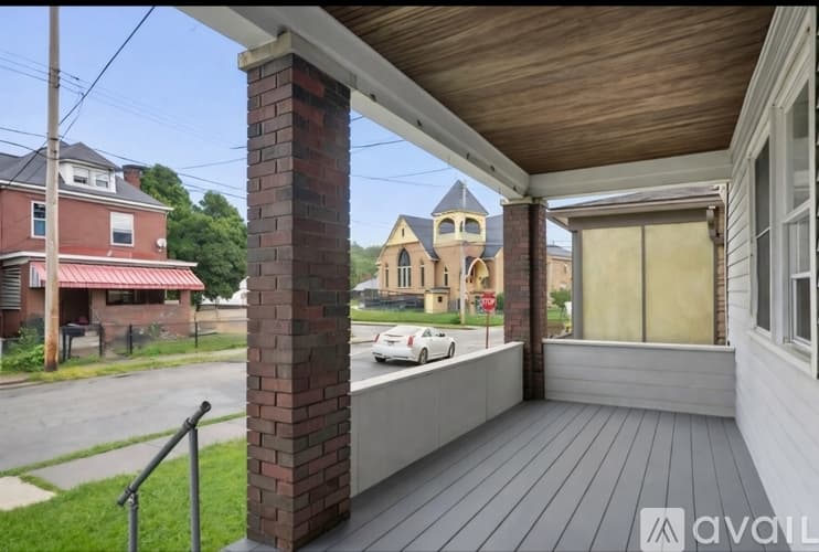 McKees Rocks Apartment: 705 Russellwood Avenue