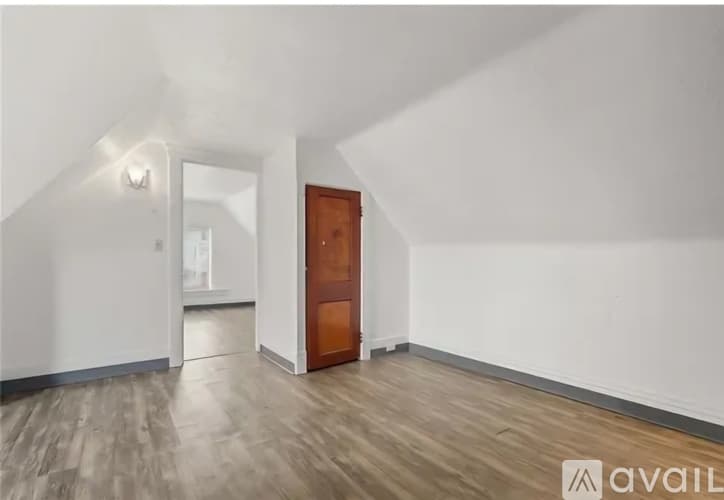 McKees Rocks Apartment: 705 Russellwood Avenue
