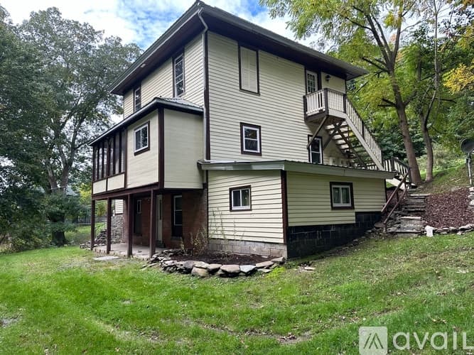 Hancock Apartment: 318 E Main St