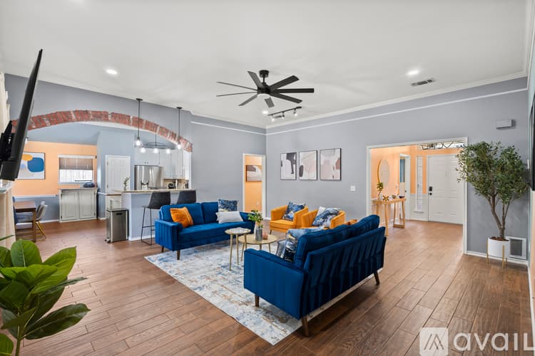 Saginaw House: 324 Woodcrest Dr