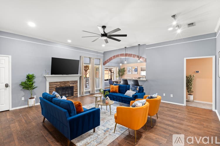 Saginaw House: 324 Woodcrest Dr